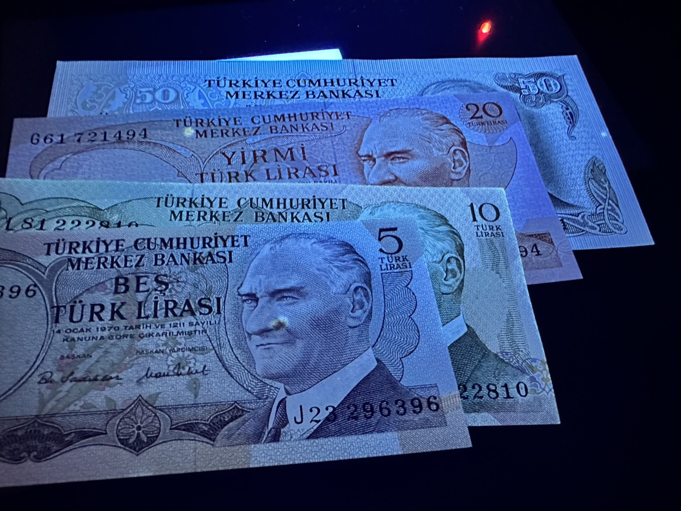 《外钞收藏家》第三百二十四期 地中海四国专场（土耳其/塞浦路斯/叙利亚/黎巴嫩） 土耳其1970年第一版5/10/20/50/100/500/1000里拉，全套7枚（P185-P191） 大部份全新 100面额边瑕疵 5面额有个黄斑 个别轻微潮