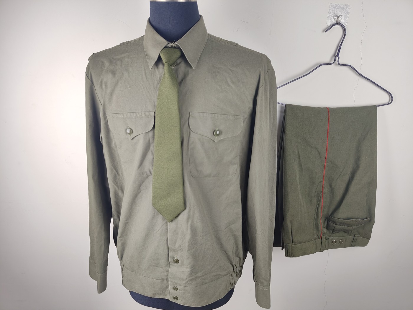 全场0元起拍 第121期 咸鱼国勋章拍卖专场 12月31日（周日）下午6：00开始 白俄罗斯现役陆军常服：胸围104 肩宽48 衣长79 袖长65腰围80 裤长96 衬衣：胸围112 肩宽50 衣长67 袖长60