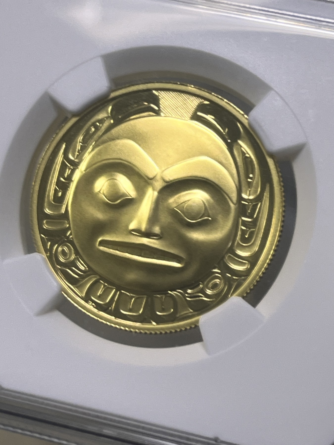 【海寧潮ZB】加拿大1997年涂鸦为世界带来光明纪念金币NGC-PF69无盒无证书，重17.135克，纯度91.67%，直径29毫米，面值200加元，为加拿大本土传统与文化系列首枚金币，荣获1999年世界硬币大奖赛最佳金币大奖，该币还荣获1997年新加坡国际硬币展的最佳硬币奖。2022年11月，HA同分拍卖成交价1260美金。。