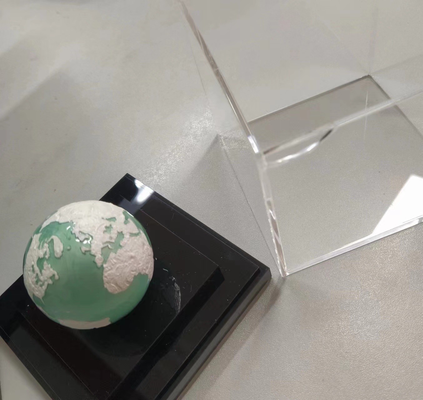  【海寧潮E】巴巴多斯2023年，冰河时代-冰封地球，3盎司、3D立体球形、珐琅彩彩色银币. 盒证全. 系列中最“高冷”的高颜值银币,热门地球系列
