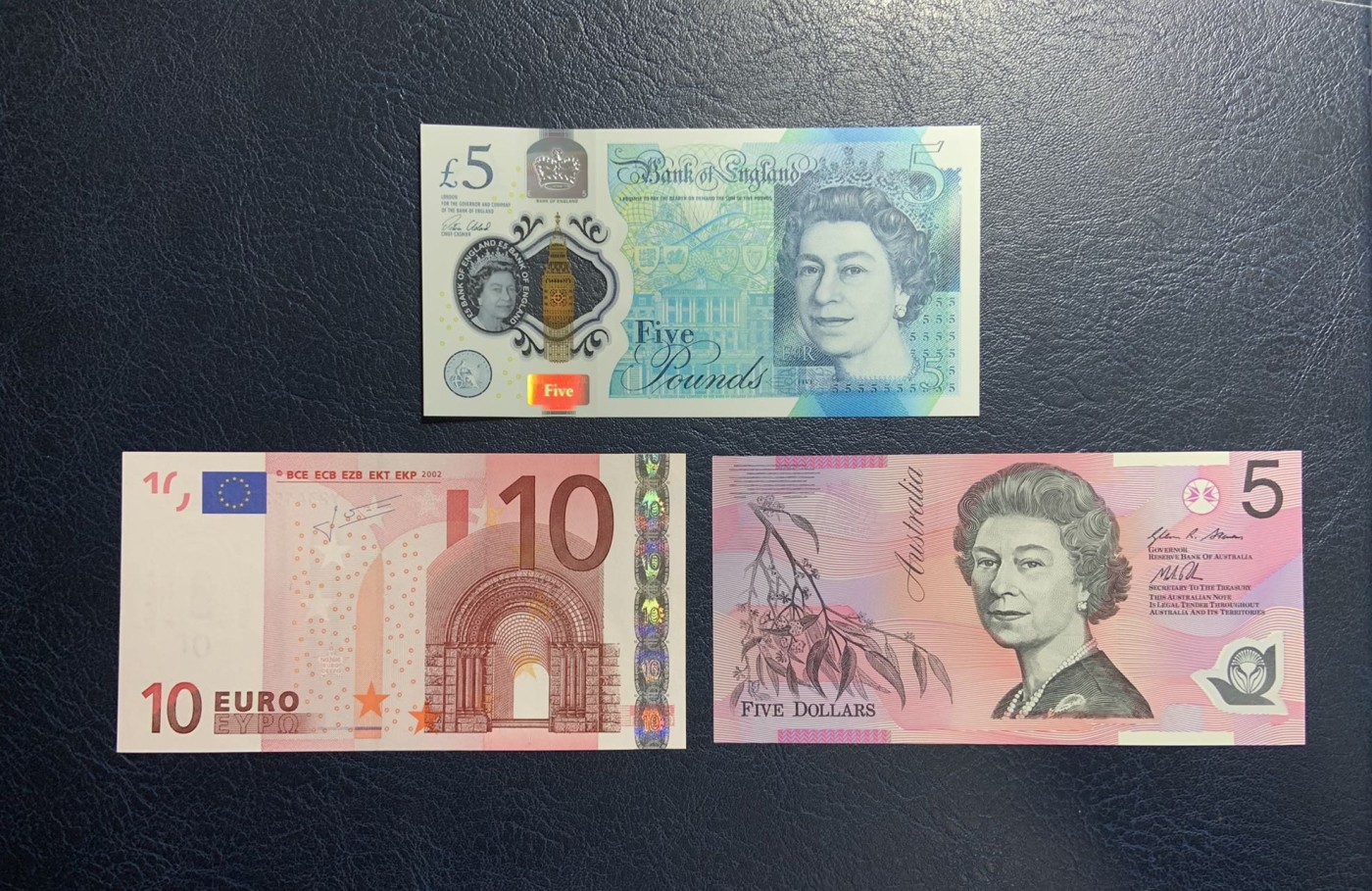 收藏联盟Quantum Auction 第314期拍卖  英国2015年5镑，欧盟2002年10欧元和澳大利亚2012年5元 品相全新UNC 欧元为AU