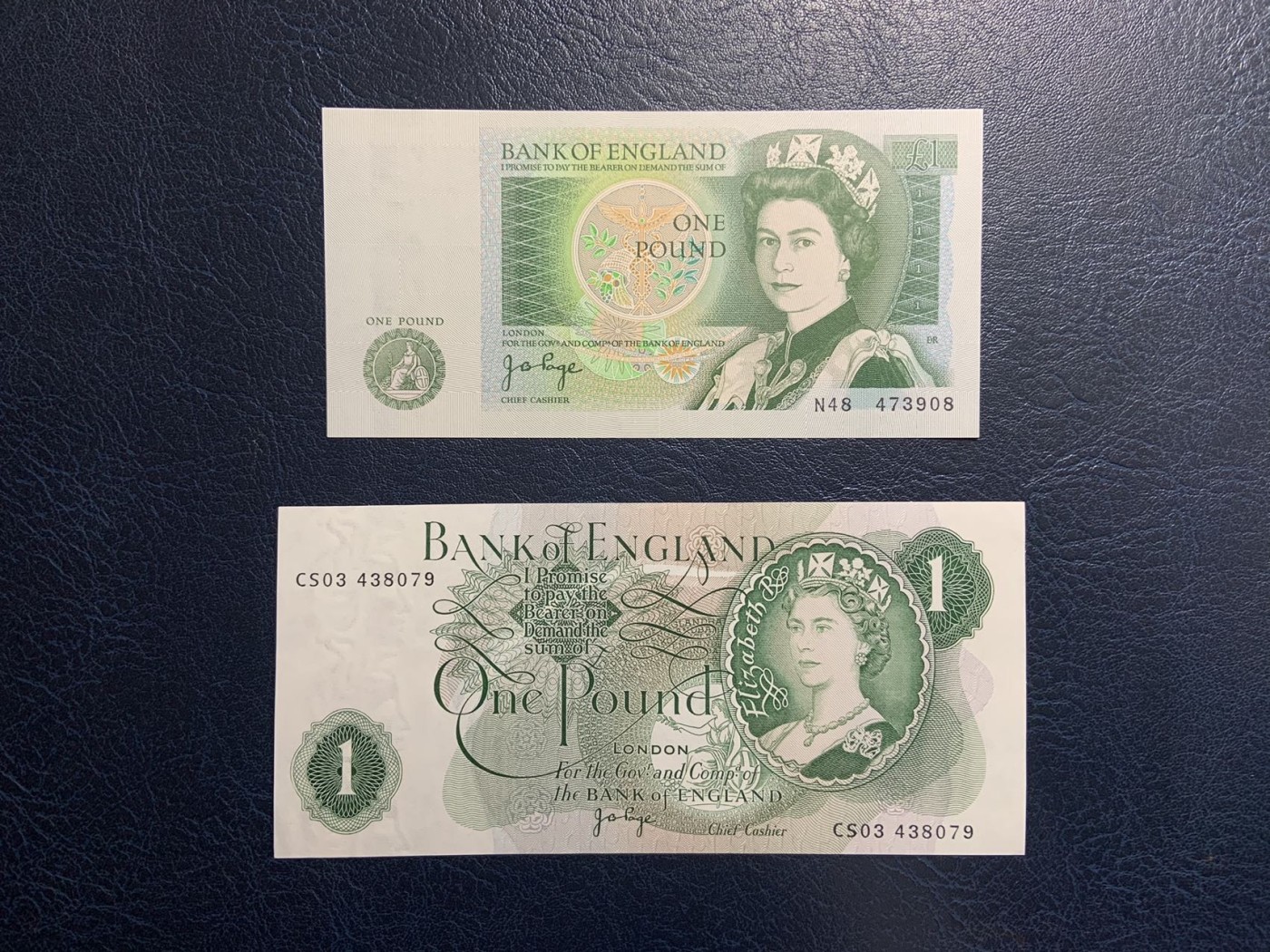 收藏联盟Quantum Auction 第314期拍卖  英国1978-81年1镑和1960-70年1镑 品相UNC和UNC-  两张同签名