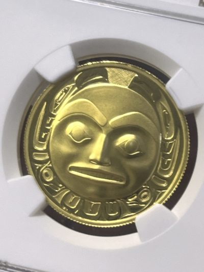 【海寧潮ZB】加拿大1997年涂鸦为世界带来光明纪念金币NGC-PF69无盒无证书，重17.135克，纯度91.67%，直径29毫米，面值200加元，为加拿大本土传统与文化系列首枚金币，荣获1999年世界硬币大奖赛最佳金币大奖，该币还荣获1997年新加坡国际硬币展的最佳硬币奖。2022年11月，HA同分拍卖成交价1260美金。。