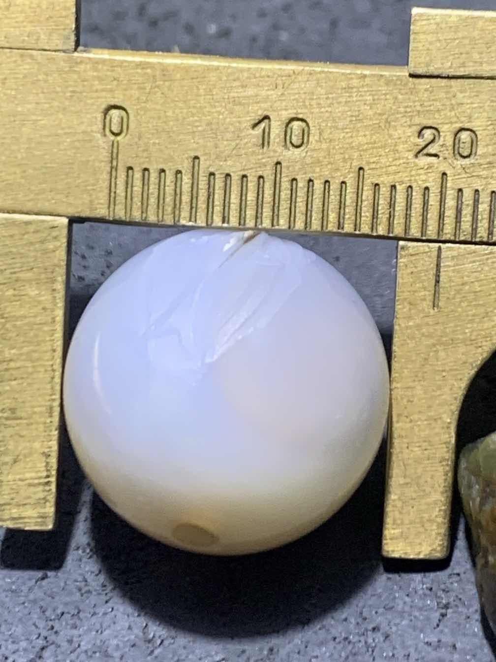 精美亚光高玉化海洋玉髓手工俏色巧雕富贵有余随形圆珠一个！