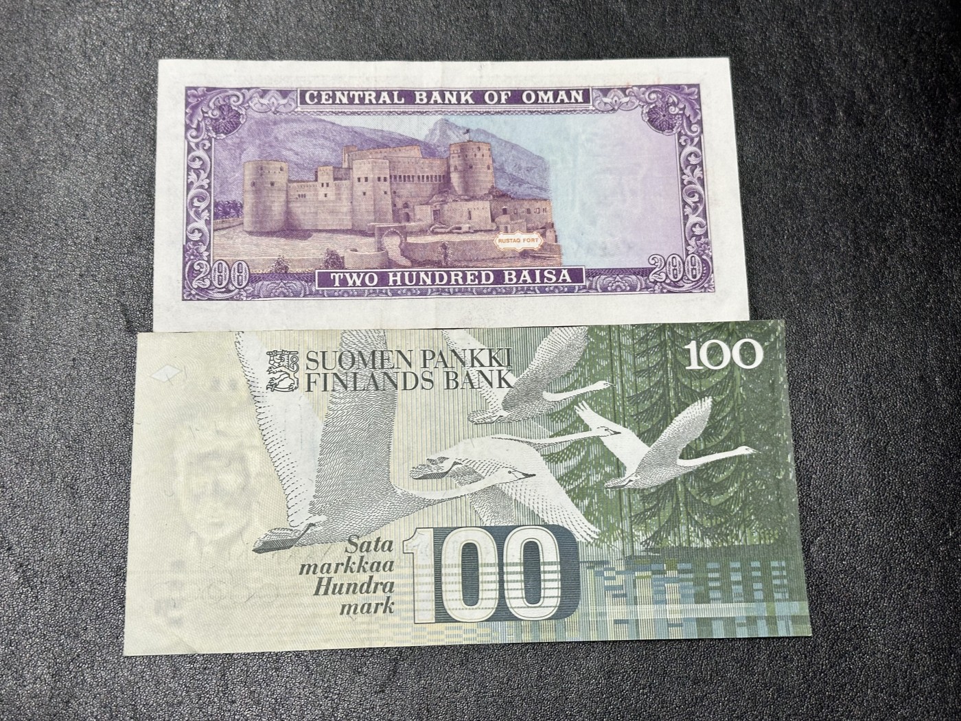 《外钞收藏家》第三百二十五期（连拍第二场） 阿曼200+芬兰100克朗 两张 非全新