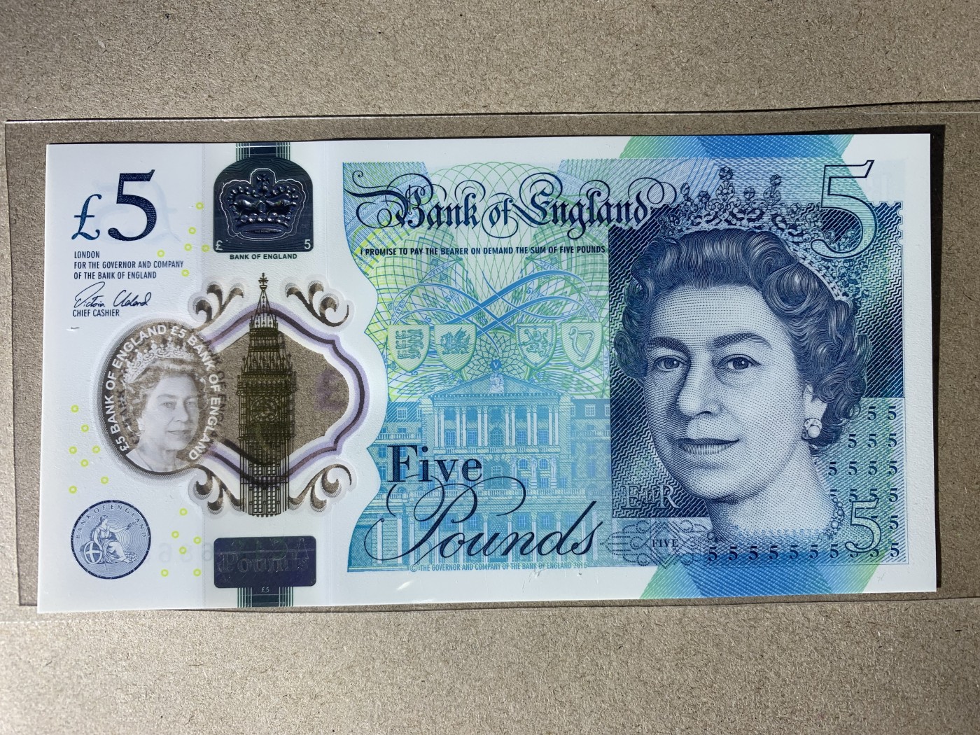 【礼羽收藏】🌏世界钱币拍卖第132期 【AC16 686828】全新UNC英国G序列5镑 塑料钞 无3457尾828