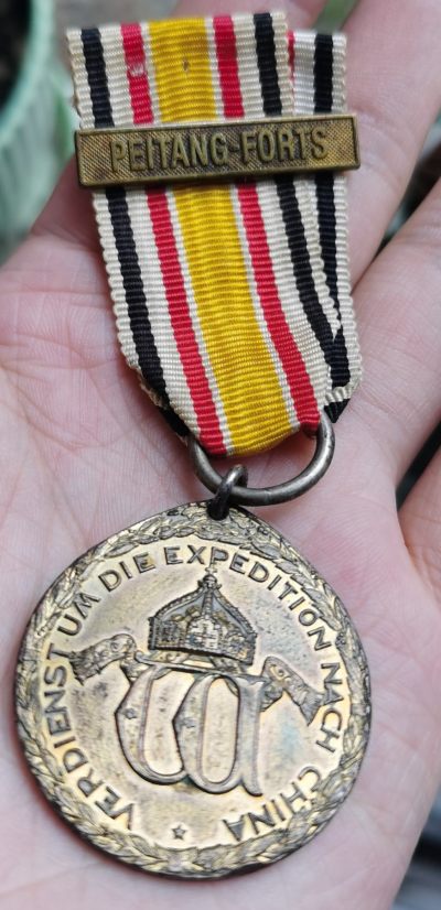 精品世界钱币勋章拍卖第18期 - 1900年德国庚子镀金铜章，带非常稀少的北塘炮台勋条，勋条原装无更换，章体镀金层完美。