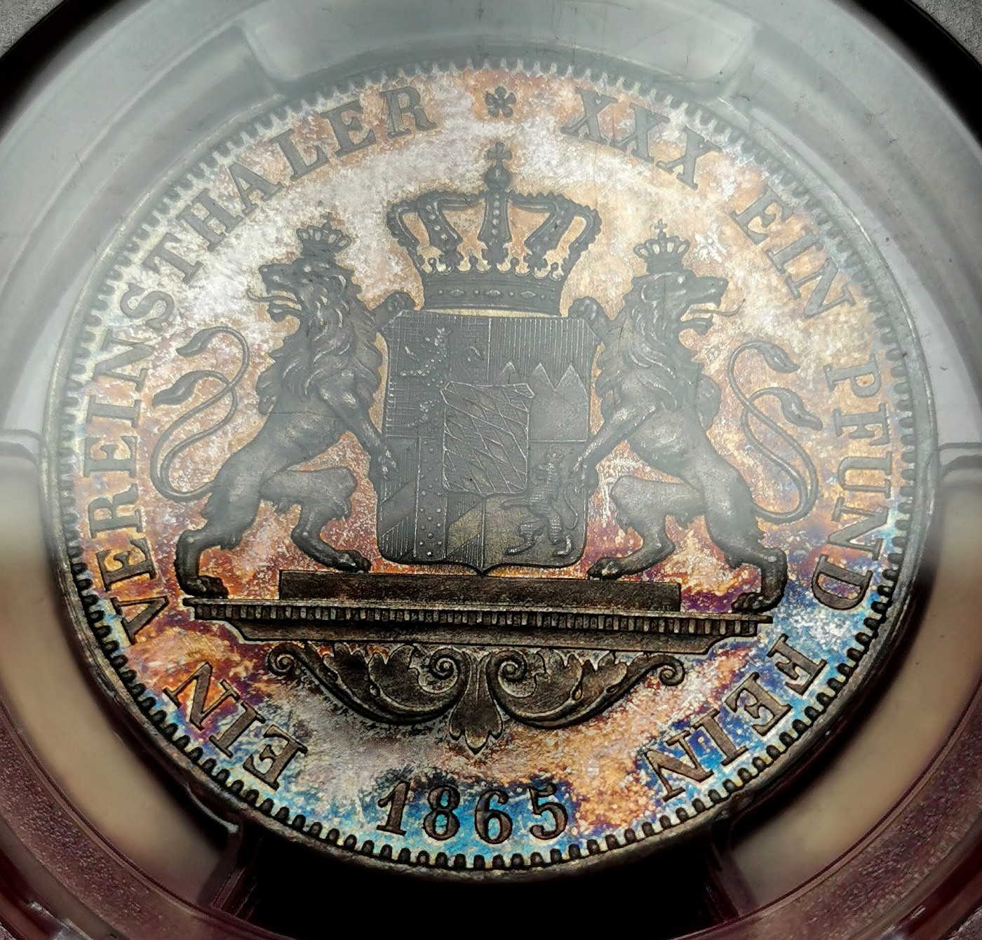 凡希万国世界钱币年度大拍第二季 PCGS MS64PL 1865年德国法巴利亚路德维希二世双狮流通1泰勒 唯一冠军分类镜面精致五彩 高点人像与盾徽的喷砂感与如镜子般的底板形成极致反差 近200年形成的五彩斑斓如星星般点缀在正反币面的浮雕与字体之间 此枚难度与稀少程度在联合泰勒中都占有重要的一席之地