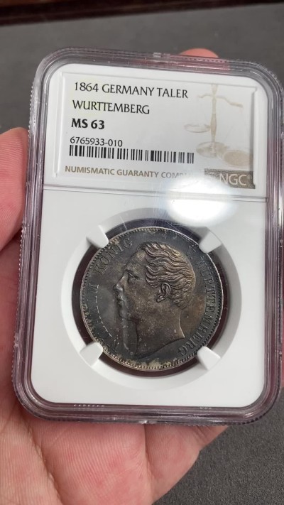 凡希万国世界钱币年度大拍第二季 荐！NGC MS63 1864年德国符腾堡经典狮鹿盾徽流通1泰勒 完美蓝金彩 符腾堡泰勒流通充分 好品极少 原味高分带彩的绝对是一枚难求
