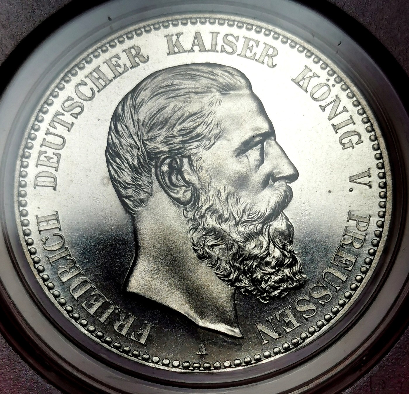 凡希万国世界钱币年度大拍第二季 荐！PCGS PR64CAM 1888年德国普鲁士腓特烈三世5马克 超绝精致镜面 人像与短翅高点的凝霜感极其突出 底板的平整与镜面感发出黝黑的深邃感 马克名誉品种中难度不小的终身典藏品质