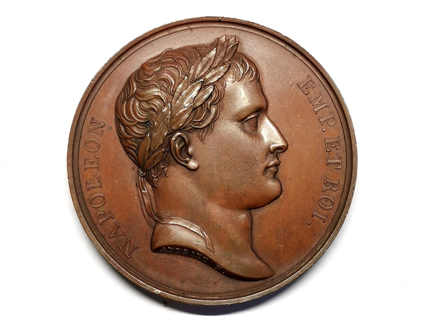 凡希万国世界钱币年度大拍第二季 1810年原铸拿破仑铜章，纪念公正苏丹德赛将军再马伦戈战役中阵亡。德赛脚下是底比斯的雕像，提醒世人德赛征服上埃及的功绩。