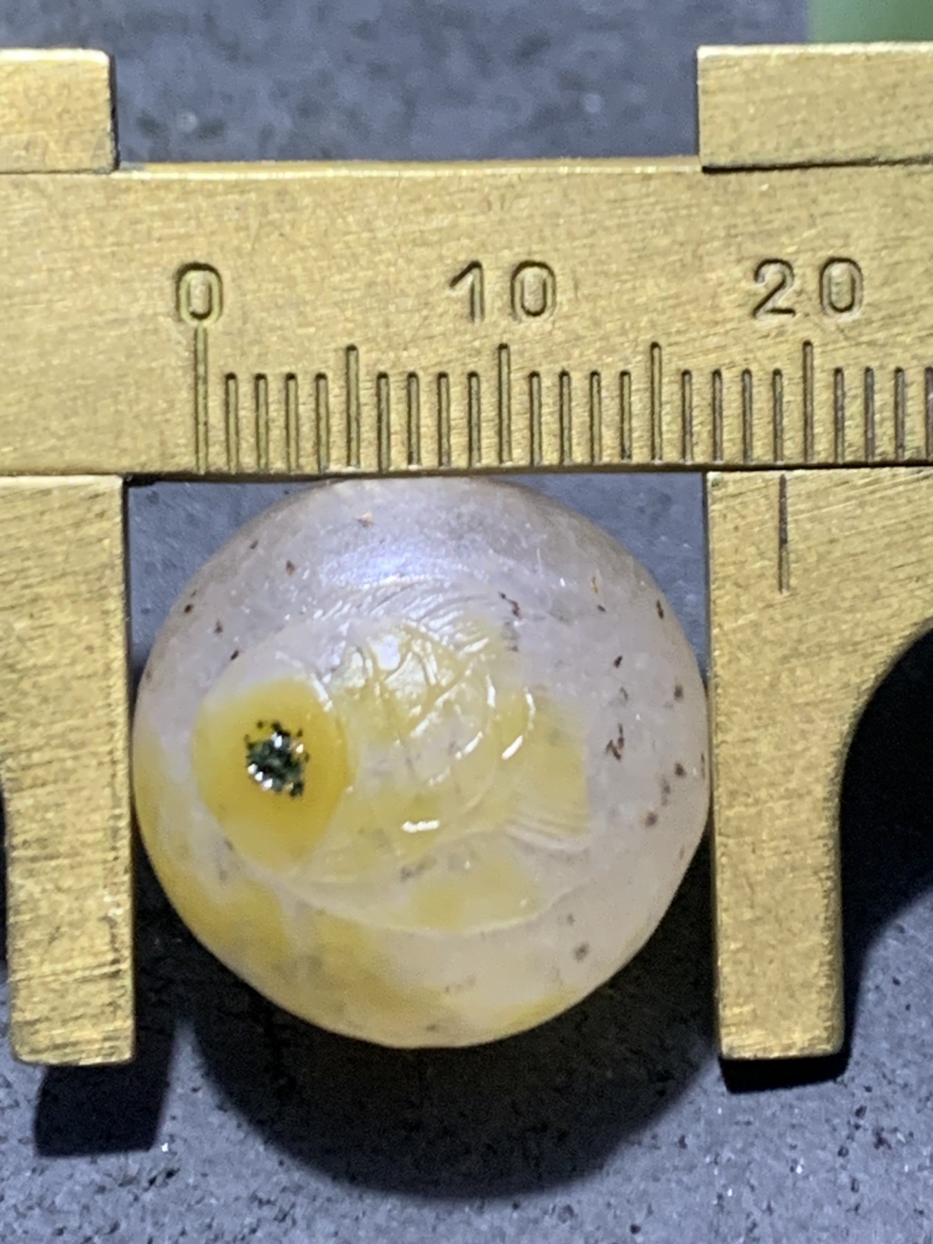 精美亚光糖心料战国红玛瑙手工俏色巧雕富贵有余随形圆珠一个
