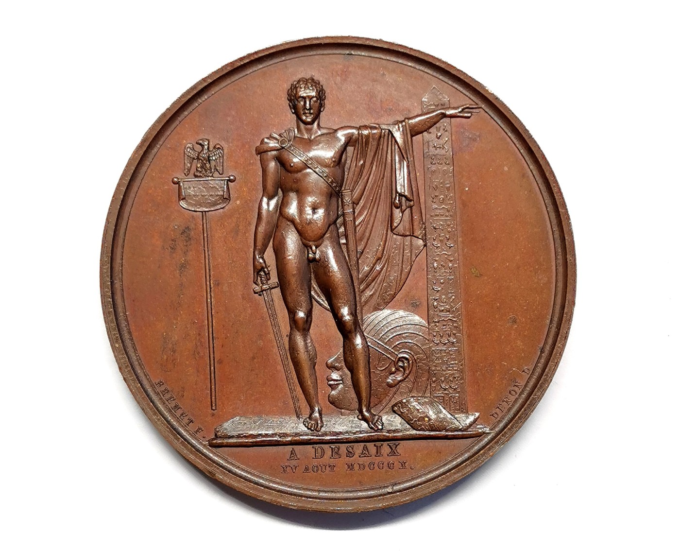 凡希万国世界钱币年度大拍第二季 1810年原铸拿破仑铜章，纪念公正苏丹德赛将军再马伦戈战役中阵亡。德赛脚下是底比斯的雕像，提醒世人德赛征服上埃及的功绩。
