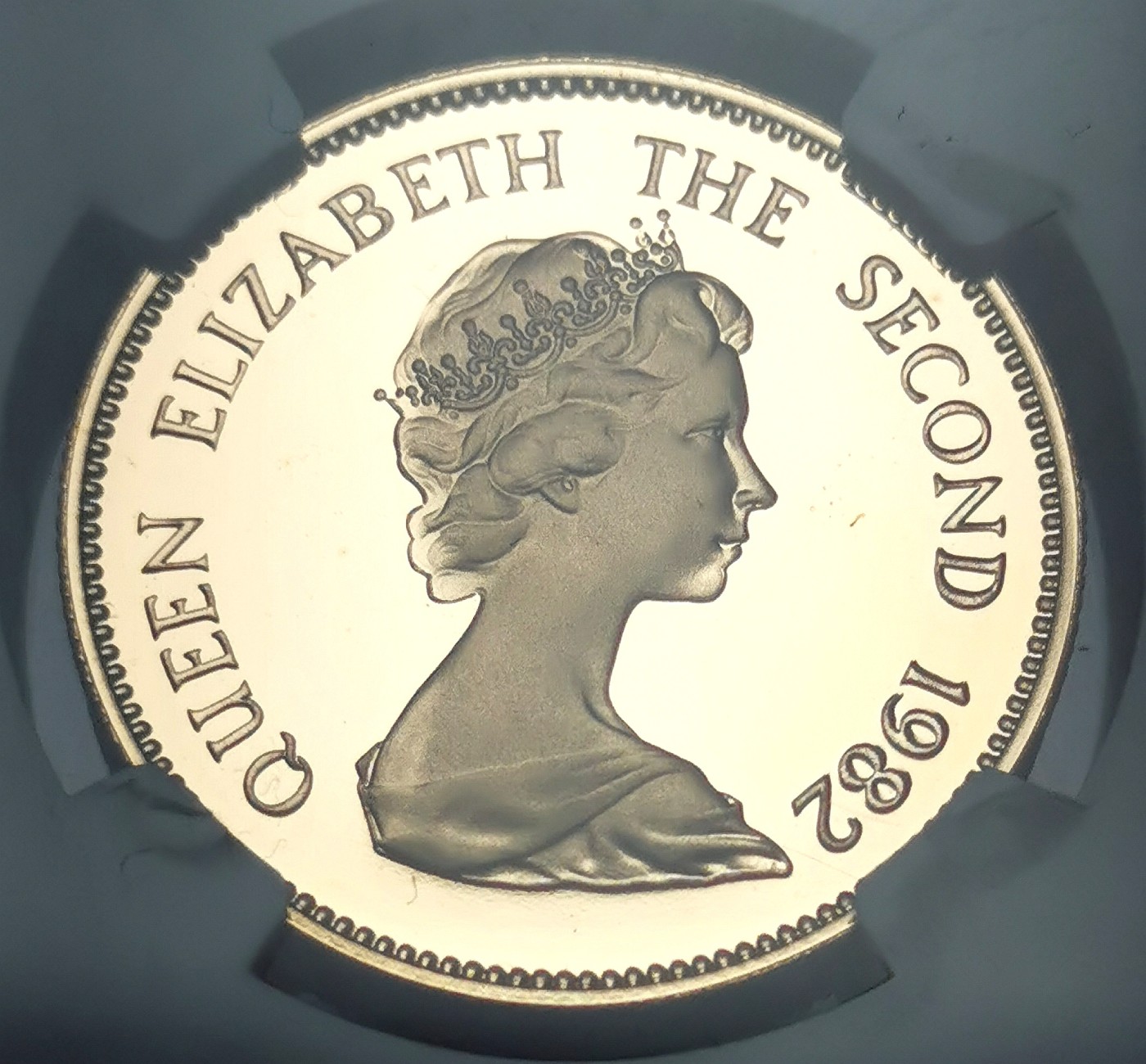 凡希万国世界钱币年度大拍第二季 1982中国香港首轮生肖狗年1000元金币NGC-PF69UC顶级品相！15.97g 917金。