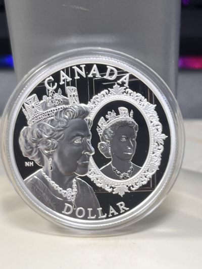 【海寧潮J】加拿大2022年女王登基70周年铂金禧年精制1加元纪念银币原盒证书