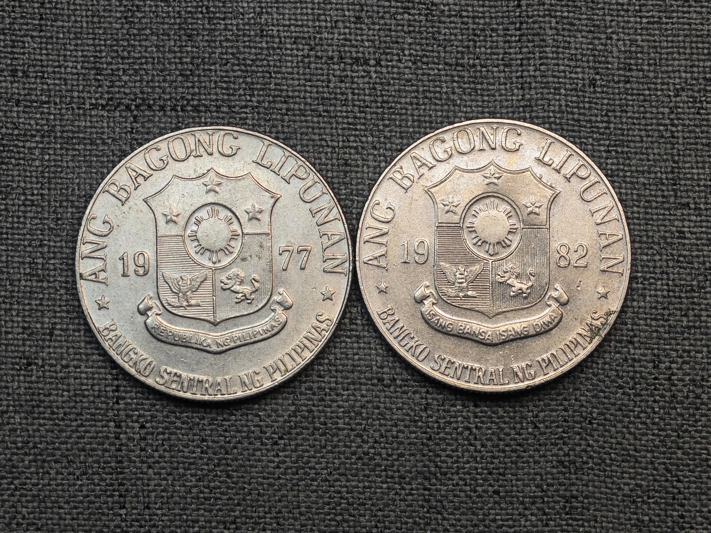 外国硬币收藏店第6期 菲律宾1977年、1982年大型1比索2枚