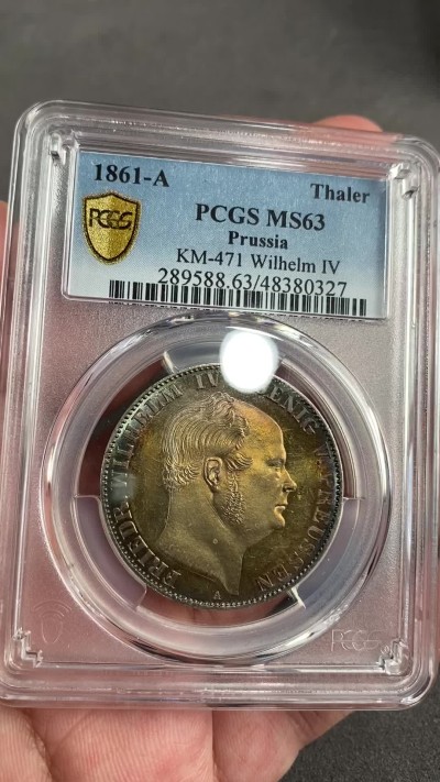 凡希万国世界钱币年度大拍第二季 PCGS MS63 1861年德国普鲁士威廉四世末年流通离冠鹰1泰勒 镜面金虹彩倒影包浆说明一切 人像与离冠鹰有明显的喷砂感 出品人是按PROOF购入 最终只给MS 