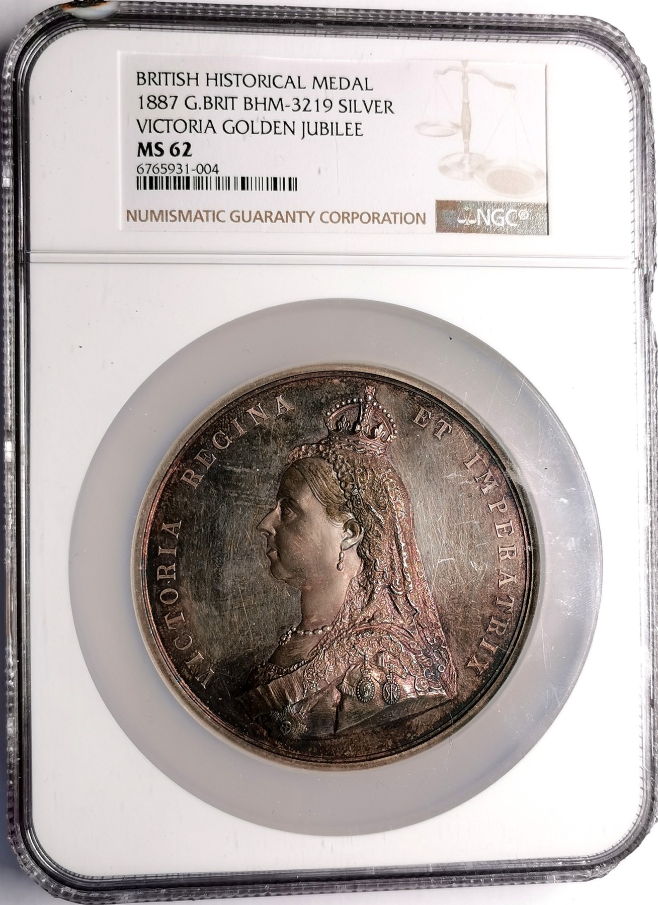 凡希万国世界钱币年度大拍第二季 1887英国维多利亚加冕50周年纪念银章PCGS-SP62 为庆祝维多利亚女王登基50周年而发行的官方纪念章，拥有非常华丽的超高浮雕和超大规格的尺寸（直径77mm，重218g），维多利亚时代的名誉品种，实物通体紫金包浆，极为养眼。
