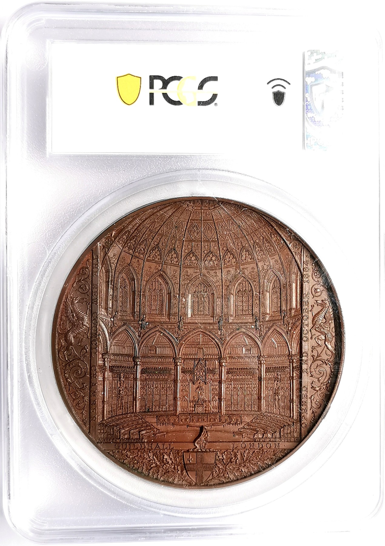 凡希万国世界钱币年度大拍第二季 PCGS SP65  1884年英国伦敦金融城系列 大不列颠市政厅铜牌新议会厅开幕 铸造量260枚 伦敦造币厂JS&AB Wyon作品 77MM 正面:伦迪尼亚商业和治安法官出席 向她的议会发表讲话 背面市政厅内景。这种高度复杂的反向设计显示出令人难以置信的雄伟 是任何大教堂和建筑相关奖牌的高级收藏者的必备品 丰富的红棕色表面 具有巨大的光泽度 叹为观止 