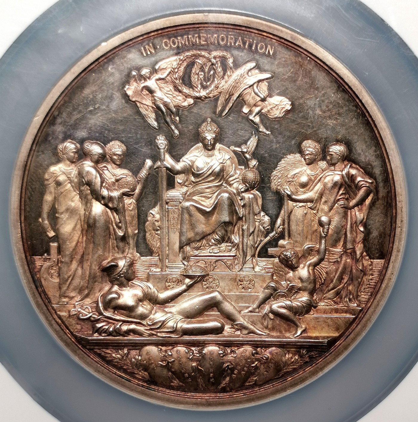 凡希万国世界钱币年度大拍第二季 1887英国维多利亚加冕50周年纪念银章PCGS-SP62 为庆祝维多利亚女王登基50周年而发行的官方纪念章，拥有非常华丽的超高浮雕和超大规格的尺寸（直径77mm，重218g），维多利亚时代的名誉品种，实物通体紫金包浆，极为养眼。