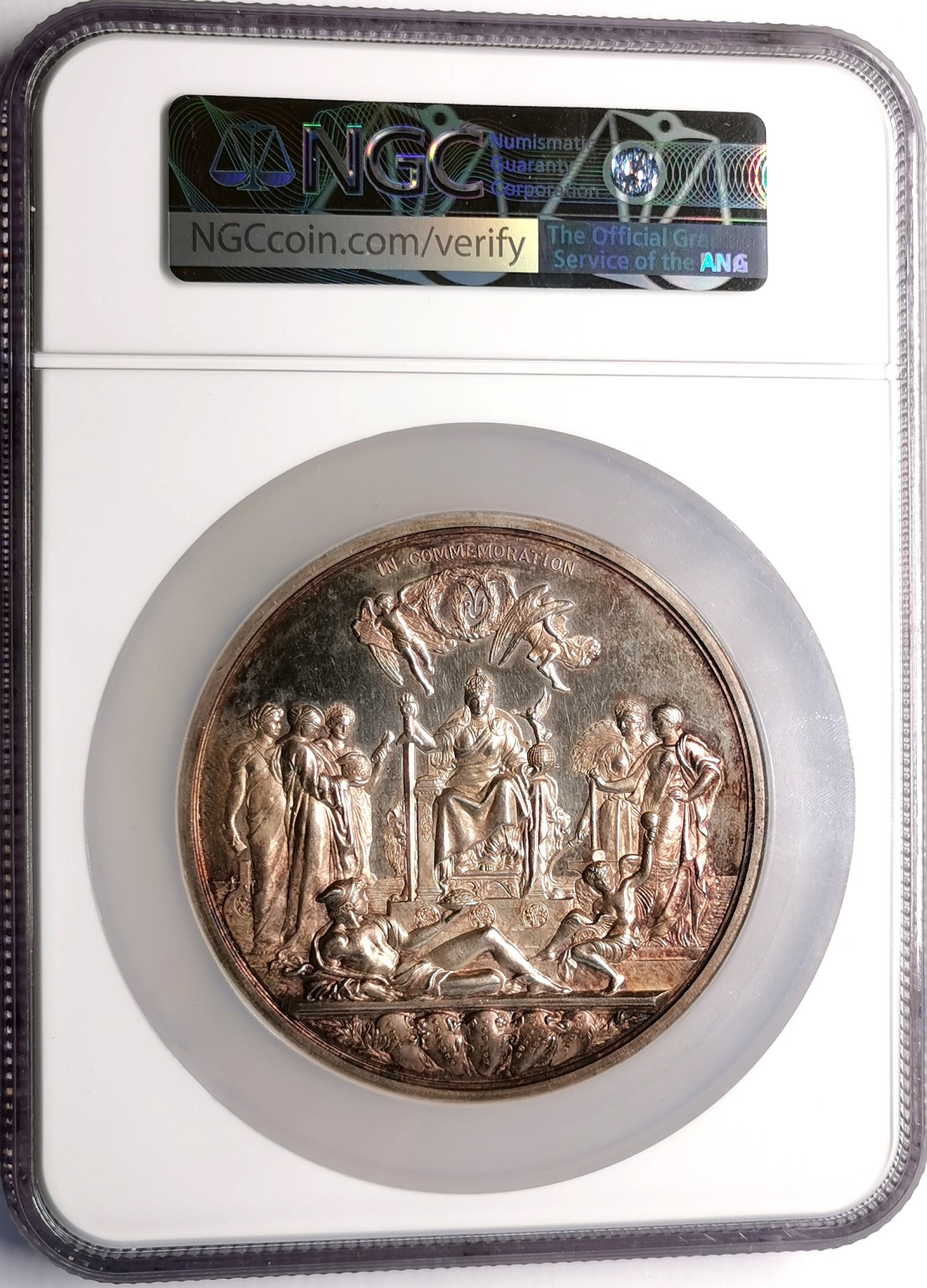 凡希万国世界钱币年度大拍第二季 1887英国维多利亚加冕50周年纪念银章PCGS-SP62 为庆祝维多利亚女王登基50周年而发行的官方纪念章，拥有非常华丽的超高浮雕和超大规格的尺寸（直径77mm，重218g），维多利亚时代的名誉品种，实物通体紫金包浆，极为养眼。