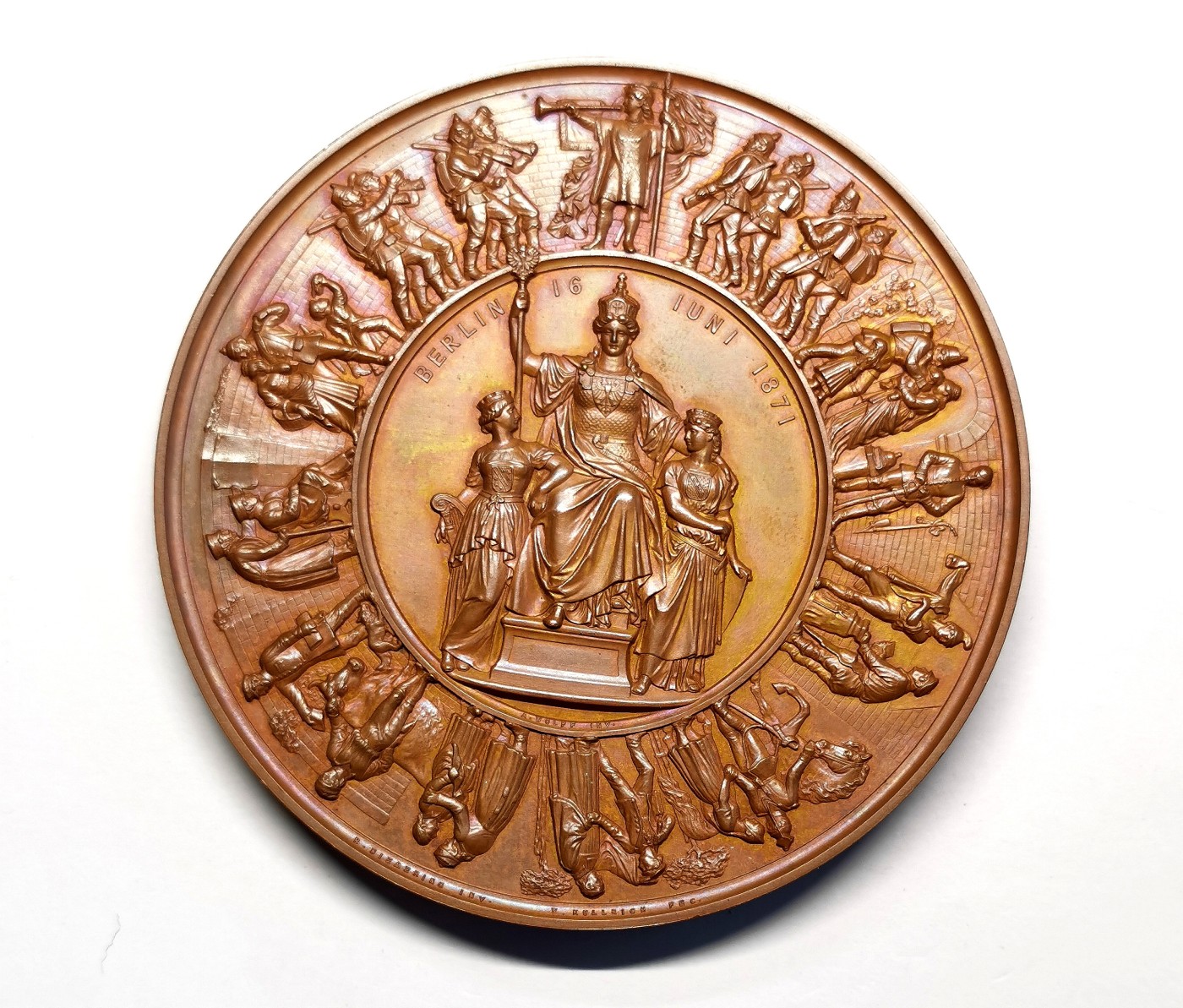 凡希万国世界钱币年度大拍第二季 1871年德意志-普鲁士帝国普法战争胜利部队班师回柏林纪念高浮雕大铜章 名誉品 威廉一世于法国巴黎凡尔赛镜厅加冕为德意志人民的皇帝 德国民众欢迎胜利士兵纪念 此枚无论是高点、底板还是边缘都保存完美 无任何瑕疵 预估评分在65及以上分数 巨型 85MM 313G