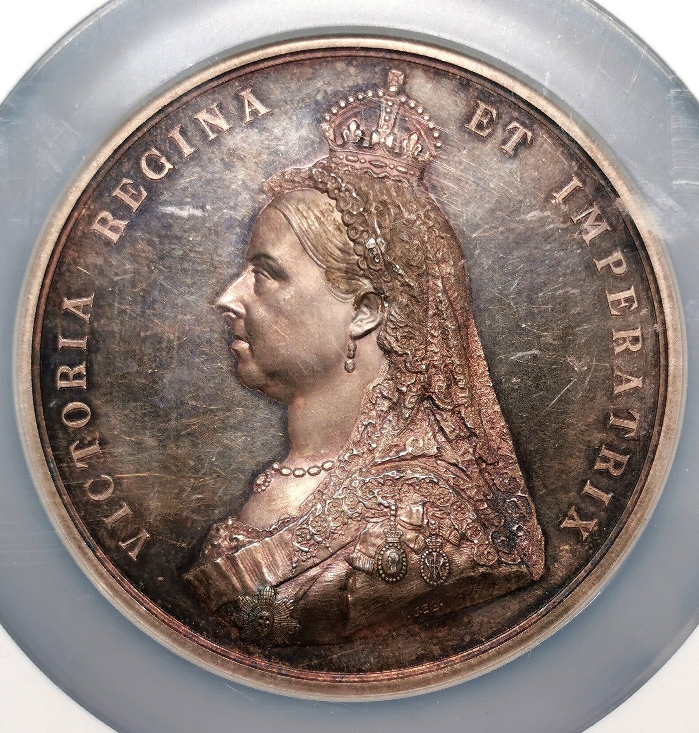 凡希万国世界钱币年度大拍第二季 1887英国维多利亚加冕50周年纪念银章PCGS-SP62 为庆祝维多利亚女王登基50周年而发行的官方纪念章，拥有非常华丽的超高浮雕和超大规格的尺寸（直径77mm，重218g），维多利亚时代的名誉品种，实物通体紫金包浆，极为养眼。