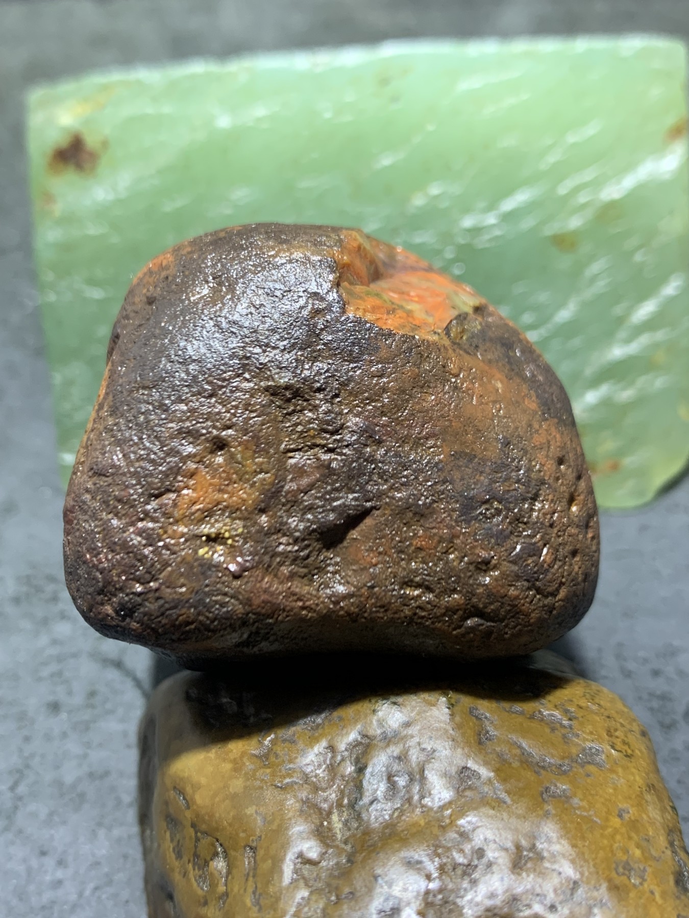精美开窗原皮包浆料南红玛瑙原石一颗，