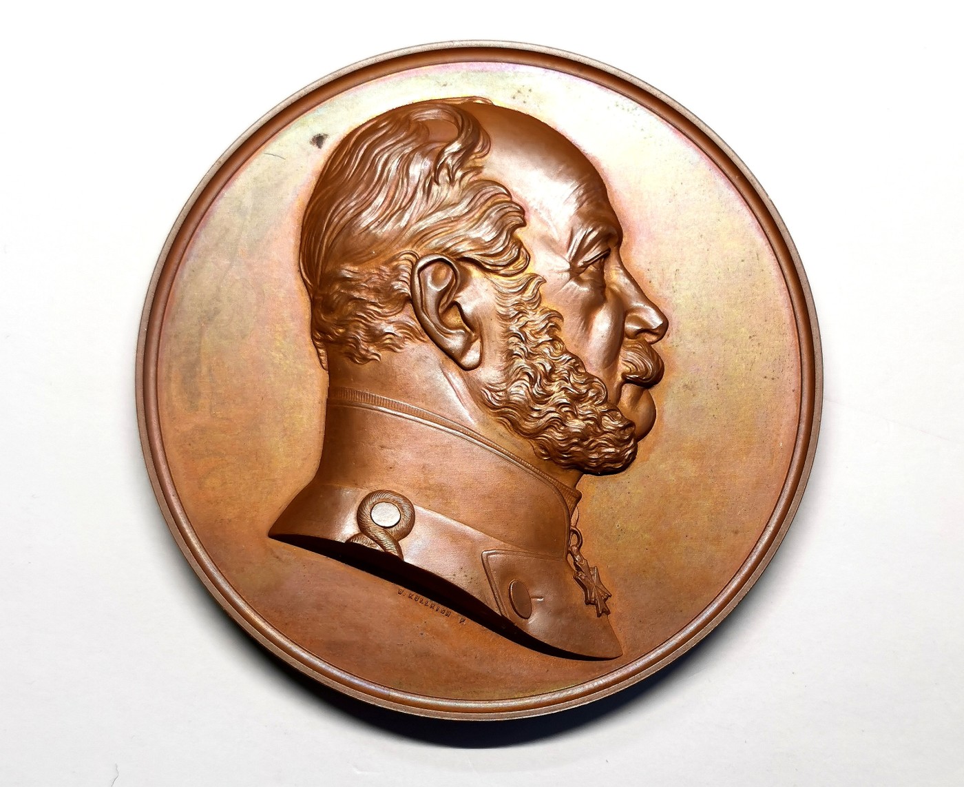 凡希万国世界钱币年度大拍第二季 1871年德意志-普鲁士帝国普法战争胜利部队班师回柏林纪念高浮雕大铜章 名誉品 威廉一世于法国巴黎凡尔赛镜厅加冕为德意志人民的皇帝 德国民众欢迎胜利士兵纪念 此枚无论是高点、底板还是边缘都保存完美 无任何瑕疵 预估评分在65及以上分数 巨型 85MM 313G