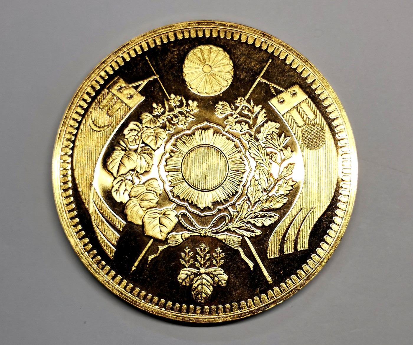 凡希万国世界钱币年度大拍第二季 20世纪日本明治三年二十元金币复刻镀金大银章 十六瓣八重表菊纹&五七梧桐花纹，精铸镜面 380G