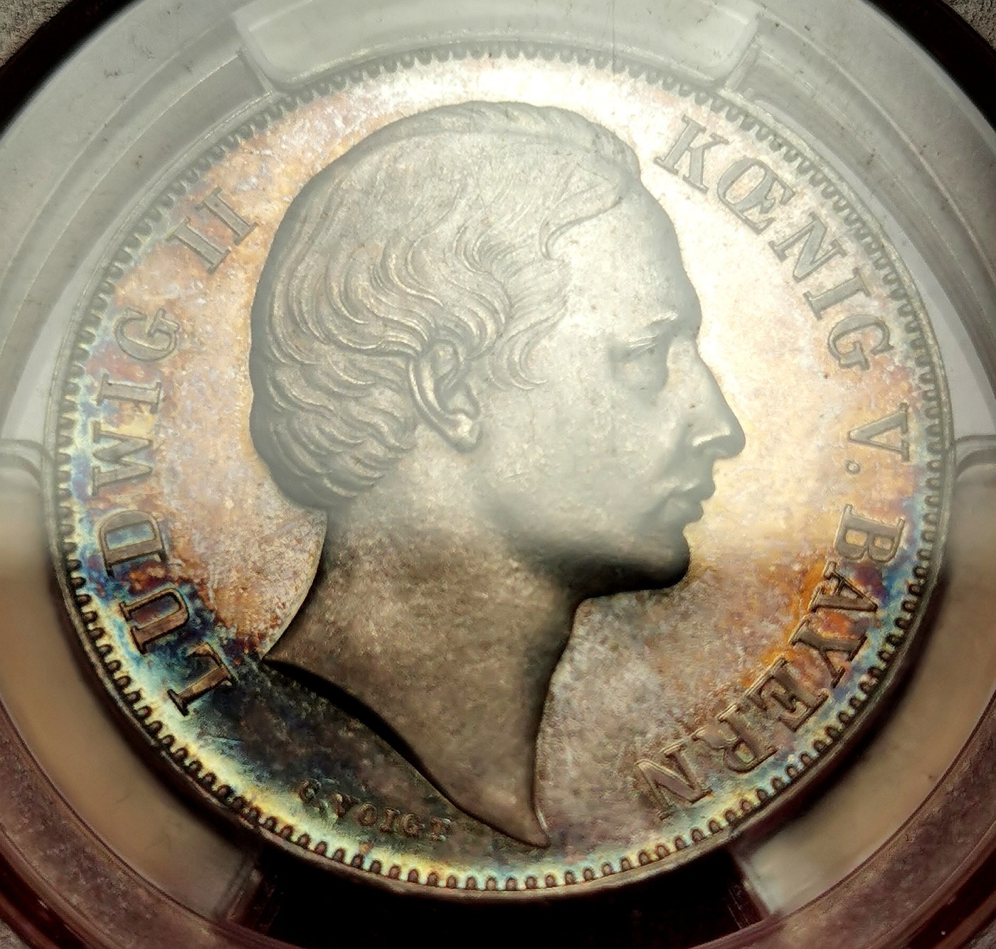 凡希万国世界钱币年度大拍第二季 PCGS MS64PL 1865年德国法巴利亚路德维希二世双狮流通1泰勒 唯一冠军分类镜面精致五彩 高点人像与盾徽的喷砂感与如镜子般的底板形成极致反差 近200年形成的五彩斑斓如星星般点缀在正反币面的浮雕与字体之间 此枚难度与稀少程度在联合泰勒中都占有重要的一席之地