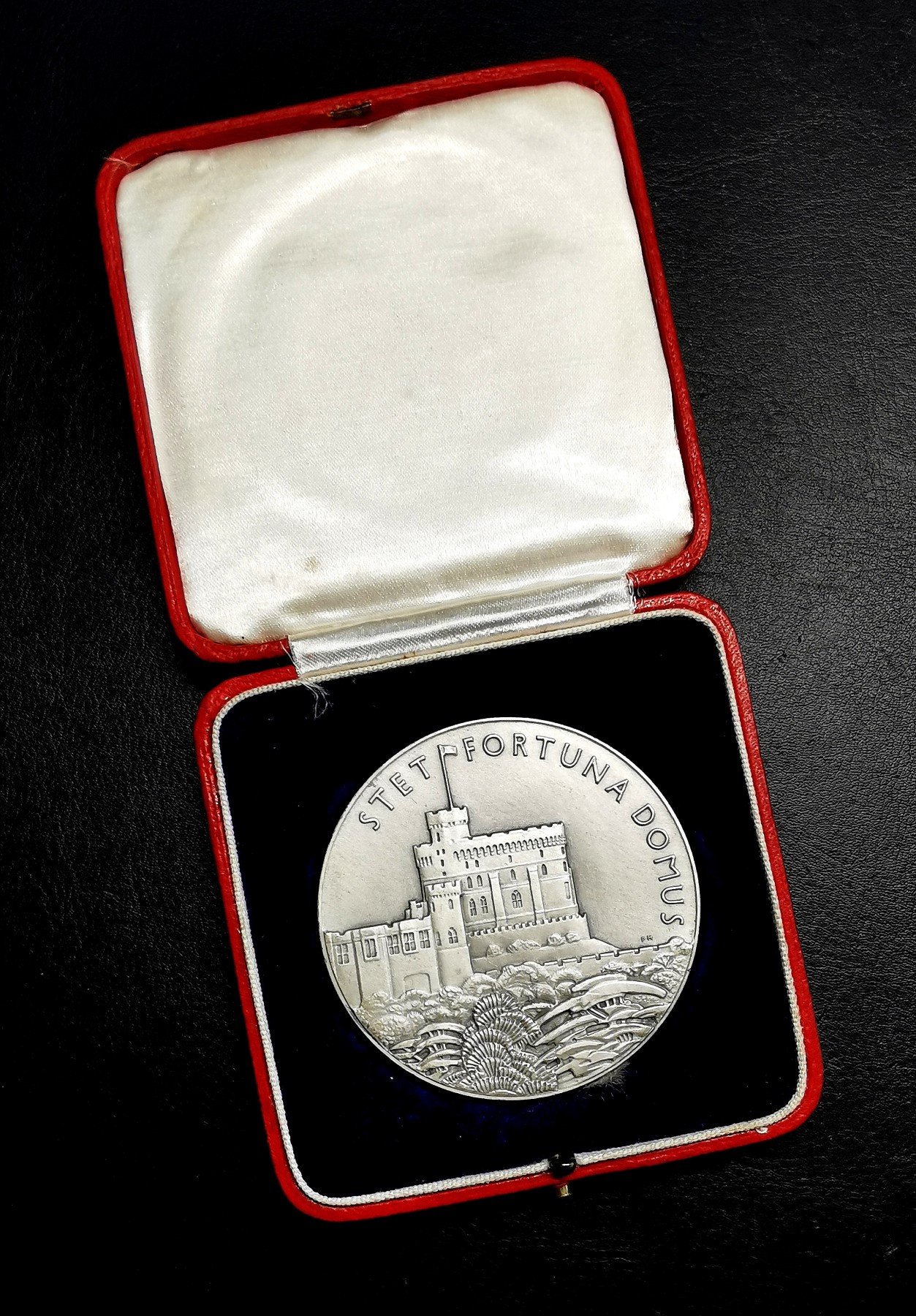 凡希万国世界钱币年度大拍第二季 英国乔治五世在位纪念大银章 品相完美附原盒！