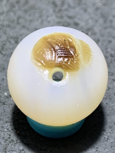 精美高玉化亚光海洋玉髓手工俏色巧雕富贵有鱼意境圆珠一个！ - 精美高玉化亚光海洋玉髓手工俏色巧雕富贵有鱼意境圆珠一个！