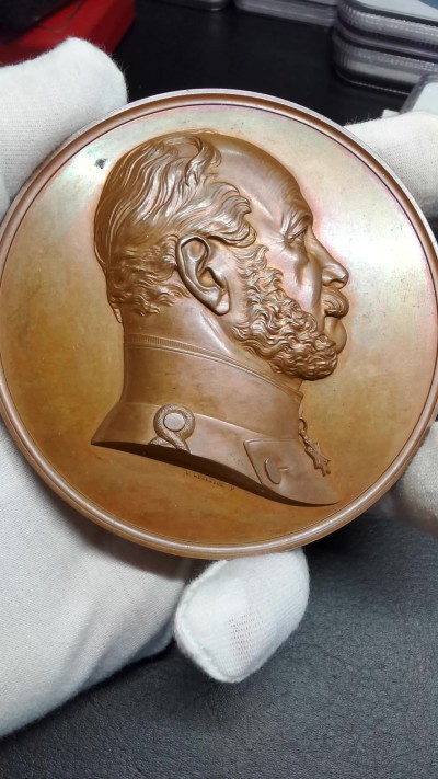 凡希万国世界钱币年度大拍第二季 1871年德意志-普鲁士帝国普法战争胜利部队班师回柏林纪念高浮雕大铜章 名誉品 威廉一世于法国巴黎凡尔赛镜厅加冕为德意志人民的皇帝 德国民众欢迎胜利士兵纪念 此枚无论是高点、底板还是边缘都保存完美 无任何瑕疵 预估评分在65及以上分数 巨型 85MM 313G