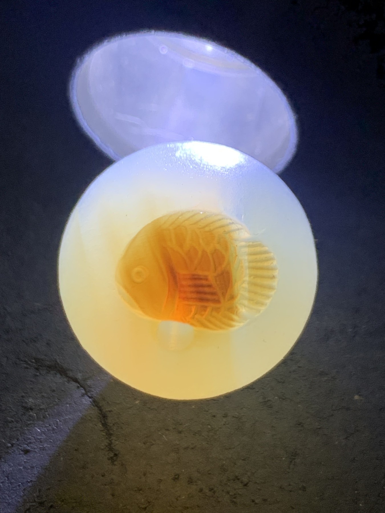 精美高玉化亚光海洋玉髓手工俏色巧雕富贵有鱼意境圆珠一个！