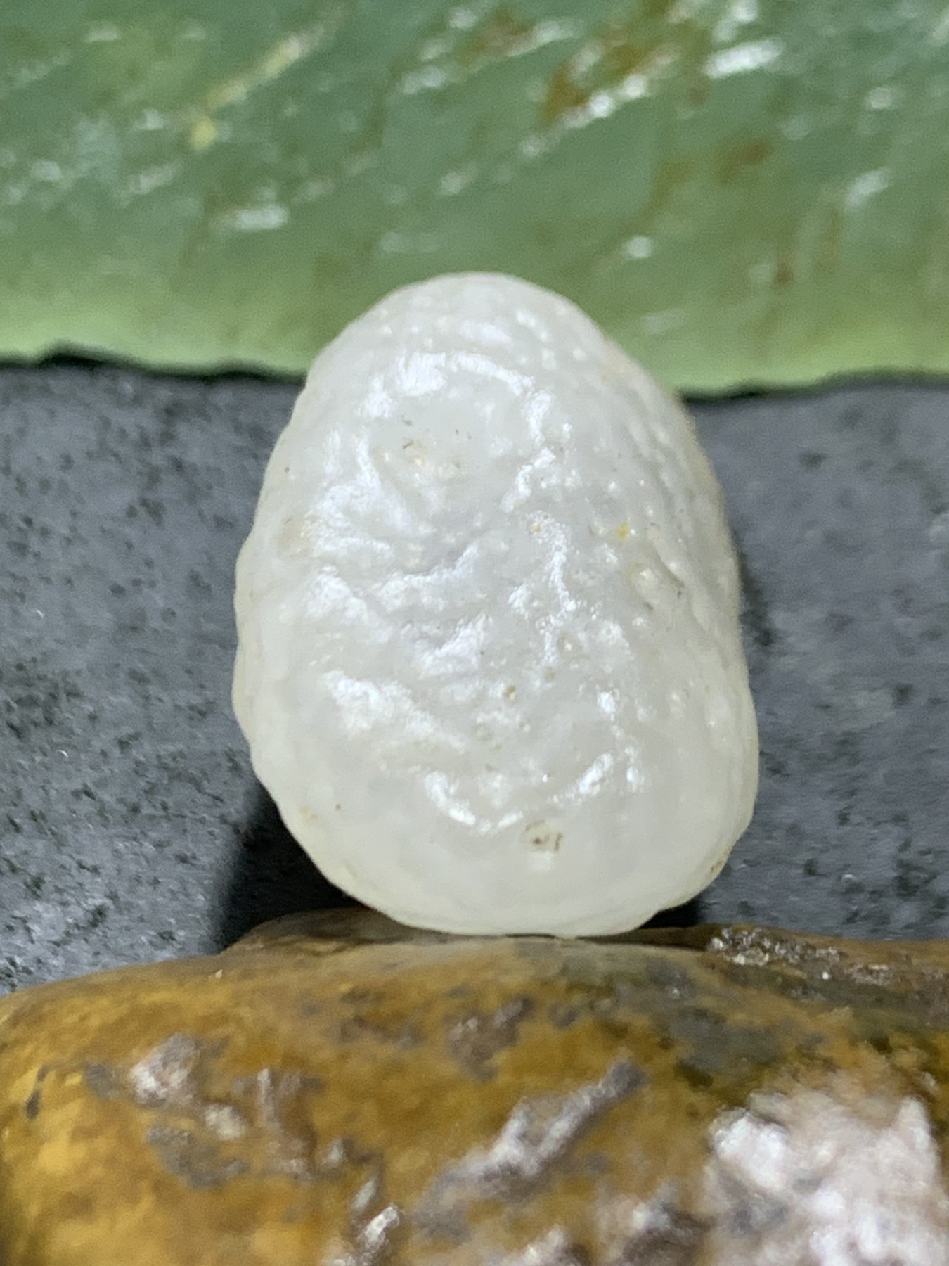精美天然戈壁麻皮白玛瑙包石，原石一颗，