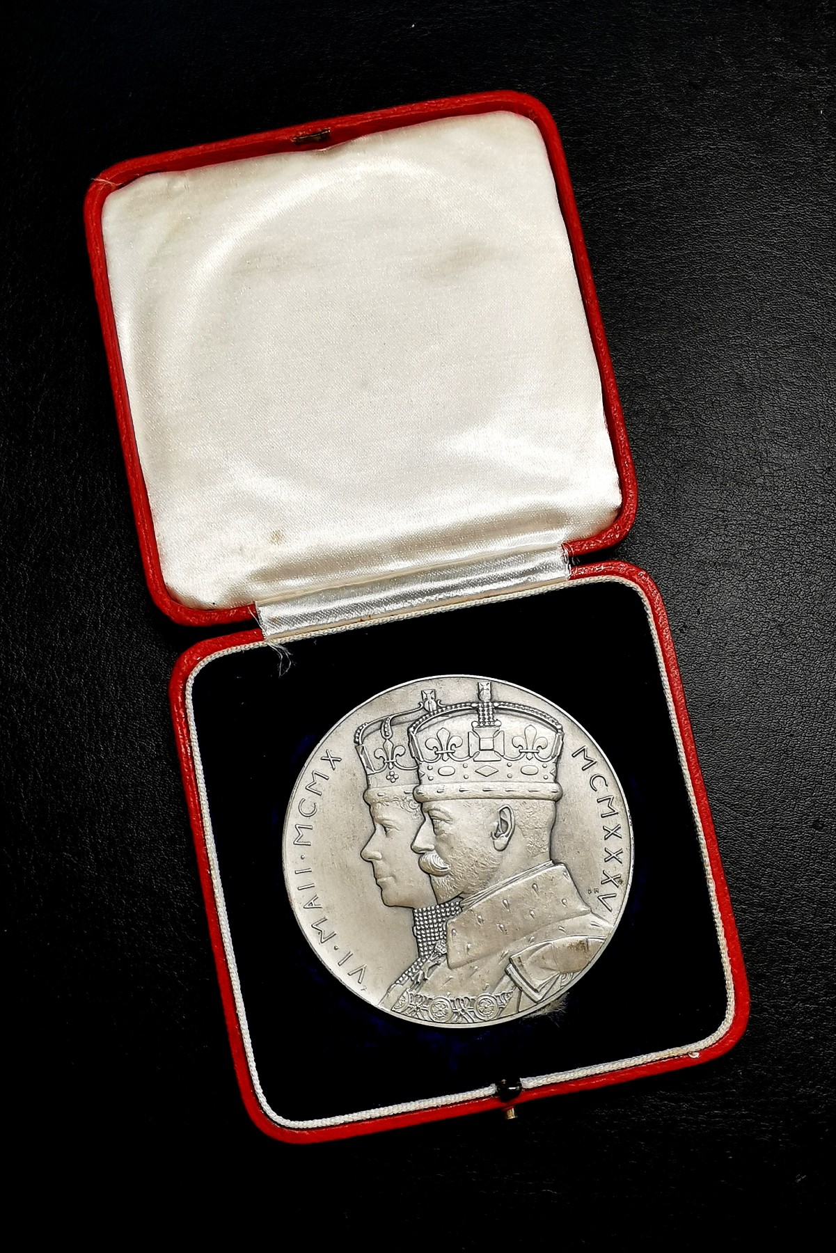 凡希万国世界钱币年度大拍第二季 英国乔治五世在位纪念大银章 品相完美附原盒！