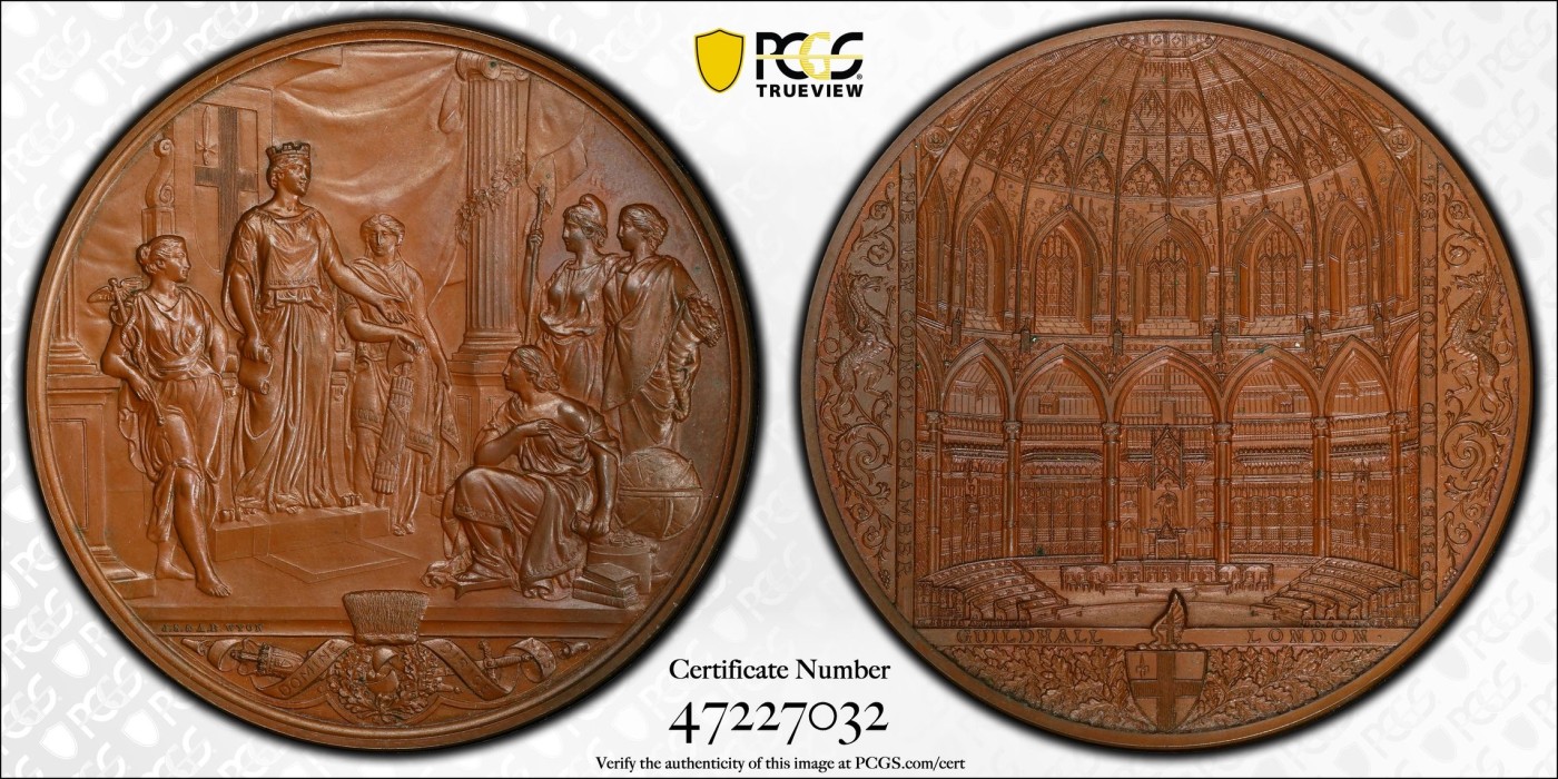 凡希万国世界钱币年度大拍第二季 PCGS SP65  1884年英国伦敦金融城系列 大不列颠市政厅铜牌新议会厅开幕 铸造量260枚 伦敦造币厂JS&AB Wyon作品 77MM 正面:伦迪尼亚商业和治安法官出席 向她的议会发表讲话 背面市政厅内景。这种高度复杂的反向设计显示出令人难以置信的雄伟 是任何大教堂和建筑相关奖牌的高级收藏者的必备品 丰富的红棕色表面 具有巨大的光泽度 叹为观止 