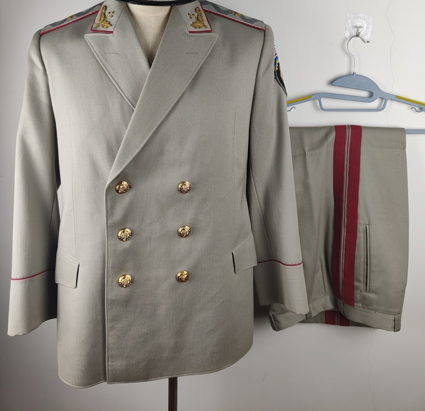 全场0元起拍 第122期 咸鱼国勋章拍卖专场 1月3日（周三）下午6：00开始 乌克兰 内务部MVD 将官礼服 胸围108 肩宽48 衣长81 袖长61 腰围88 裤长103