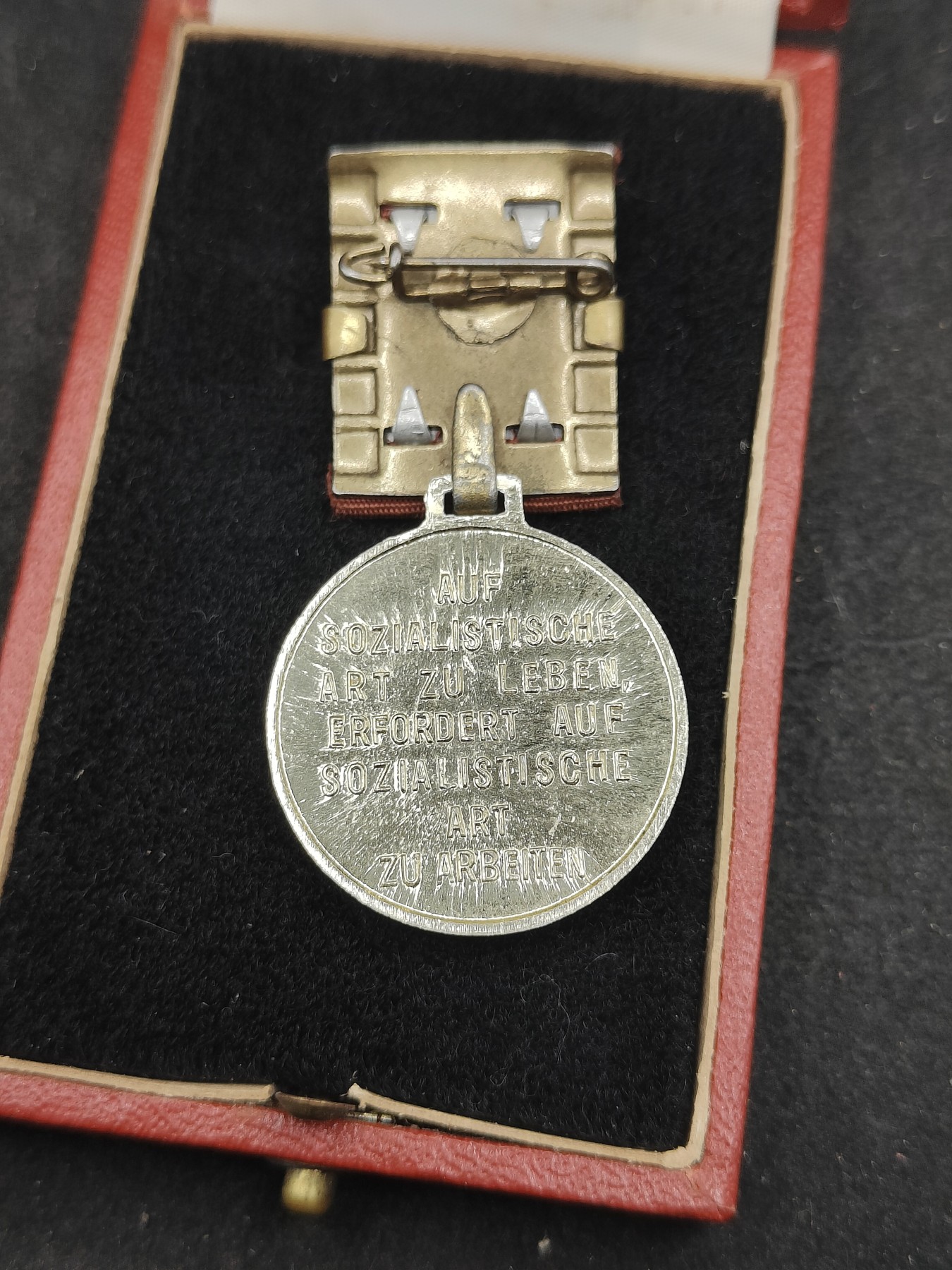 全场0元起拍 第122期 咸鱼国勋章拍卖专场 1月3日（周三）下午6：00开始 东德五年计划积极份子奖章 稀有布略带盒