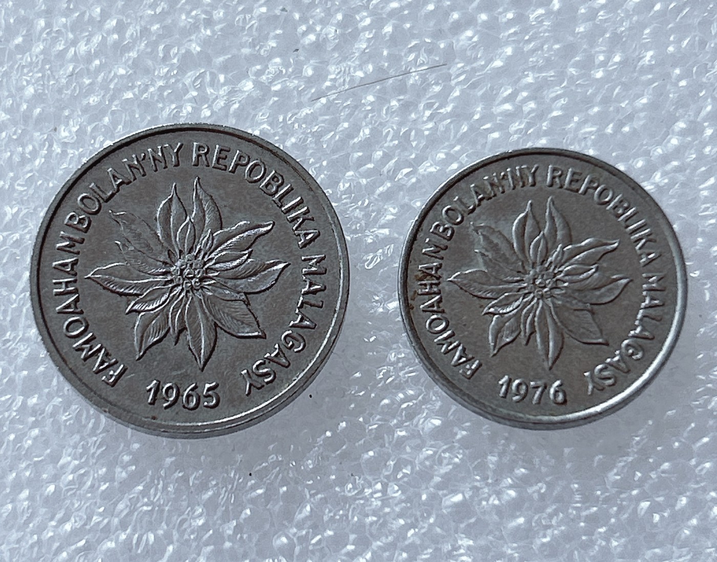 全场一元起拍 世界散币、银币专场 第51期 马达加斯加1+2法郎不锈钢硬币 2枚