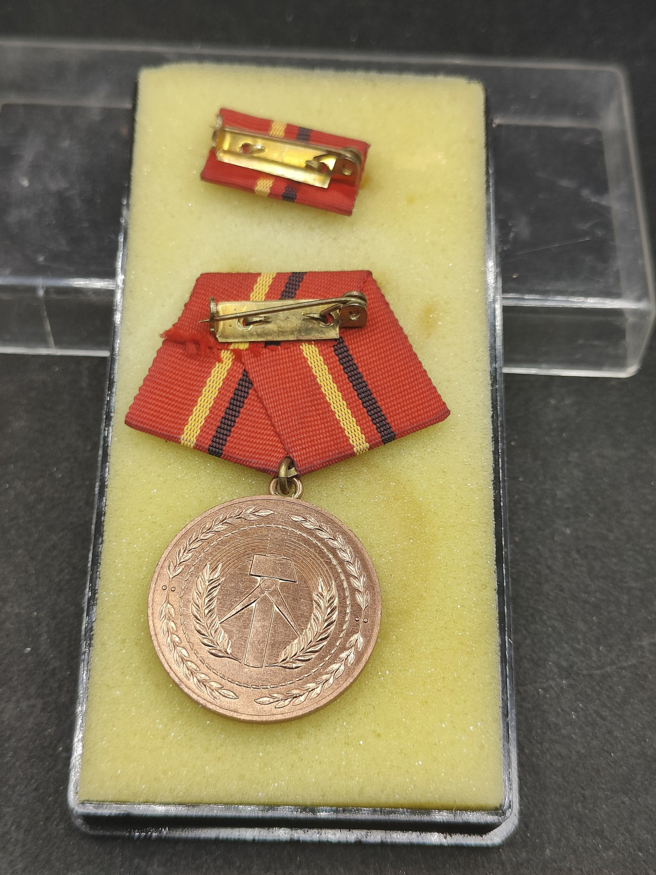 全场0元起拍 第122期 咸鱼国勋章拍卖专场 1月3日（周三）下午6：00开始 东德工战队功绩奖章带盒略