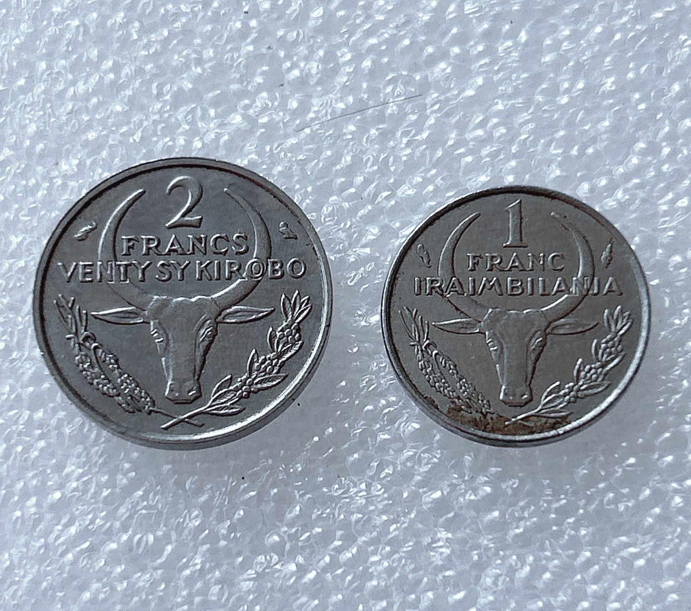 全场一元起拍 世界散币、银币专场 第51期 马达加斯加1+2法郎不锈钢硬币 2枚