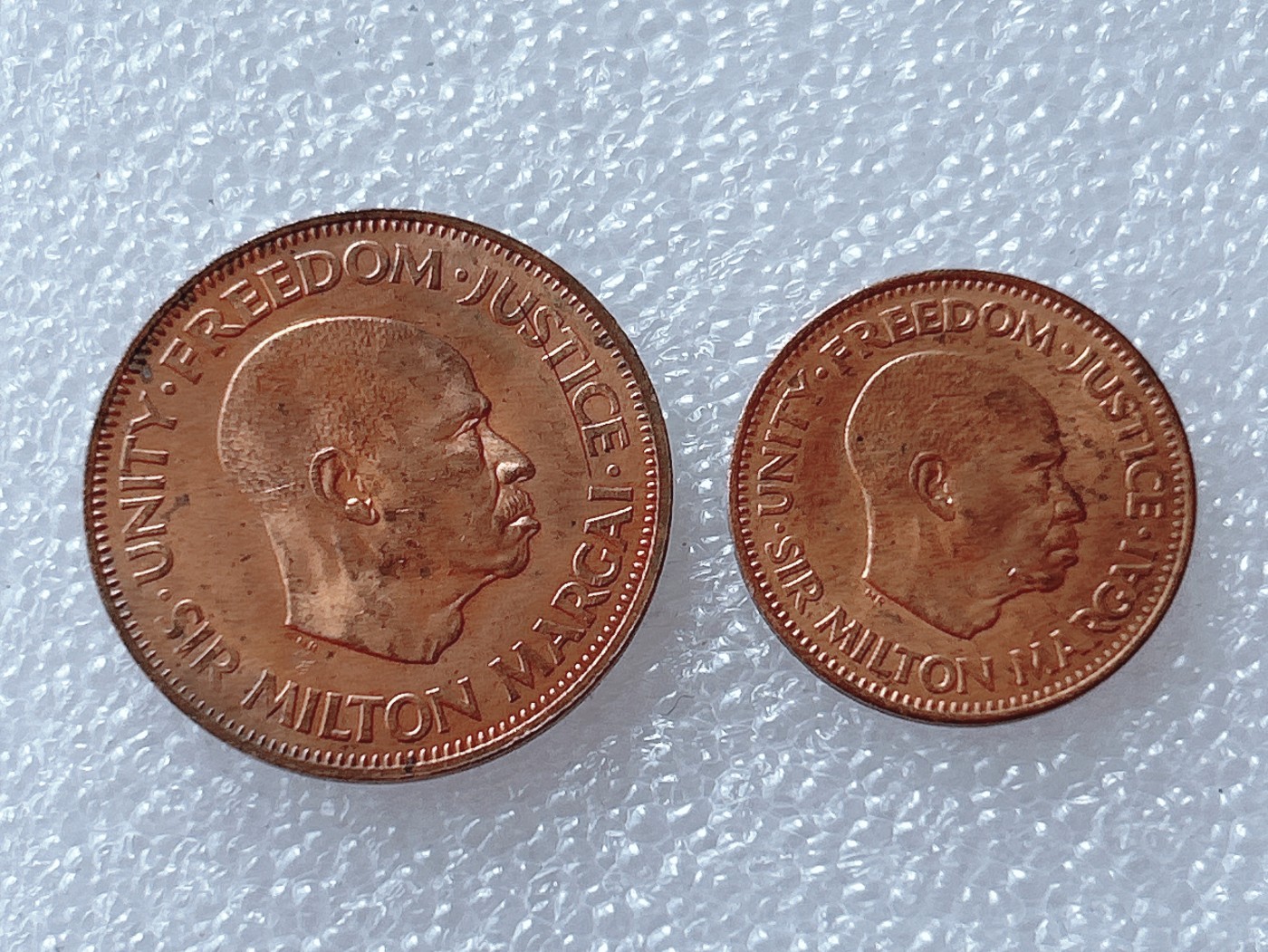 全场一元起拍 世界散币、银币专场 第51期 1964年塞拉利昂独立后首版米尔顿·马尔盖像2枚