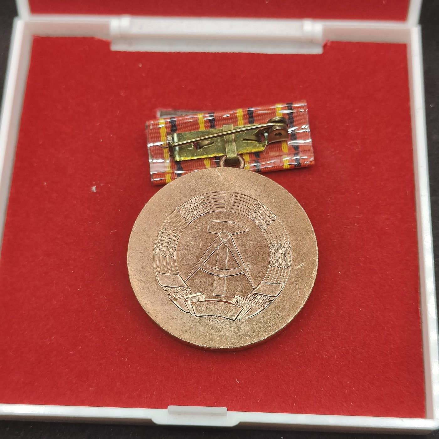 全场0元起拍 第122期 咸鱼国勋章拍卖专场 1月3日（周三）下午6：00开始 东德社会主义建设积极分子荣誉称号奖章