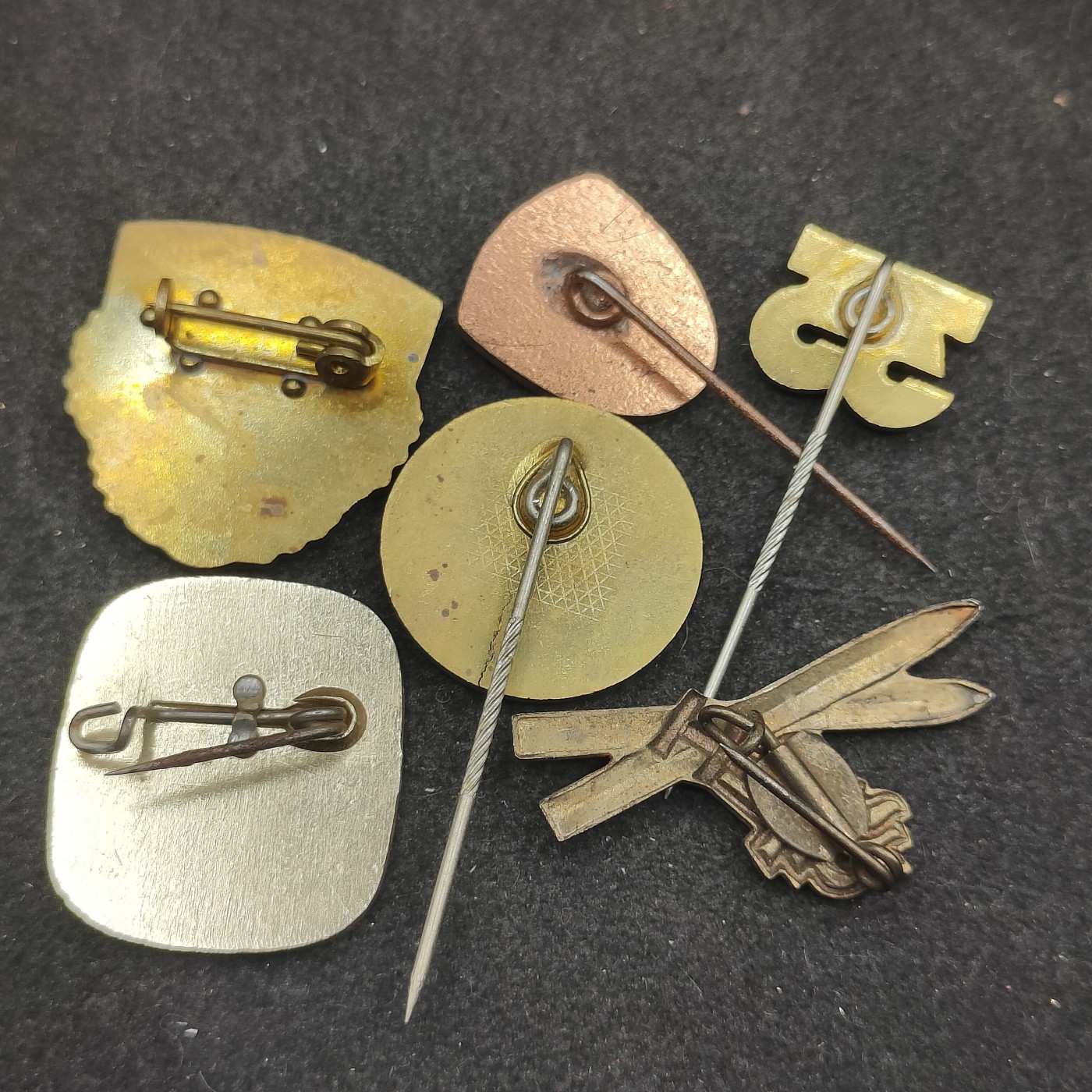 全场0元起拍 第122期 咸鱼国勋章拍卖专场 1月3日（周三）下午6：00开始 东德徽章6个