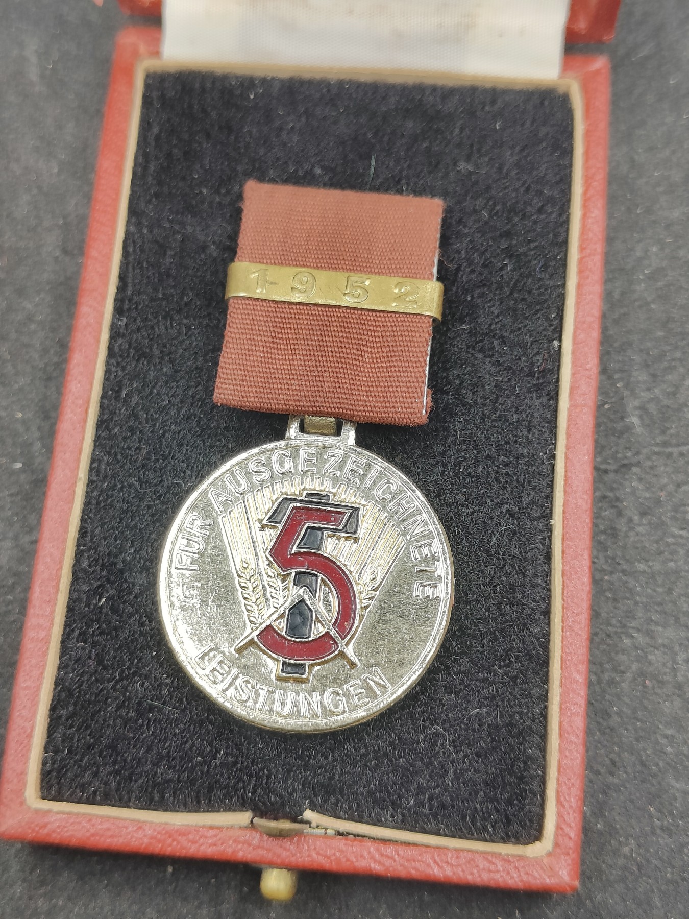 全场0元起拍 第122期 咸鱼国勋章拍卖专场 1月3日（周三）下午6：00开始 东德五年计划积极份子奖章 稀有布略带盒