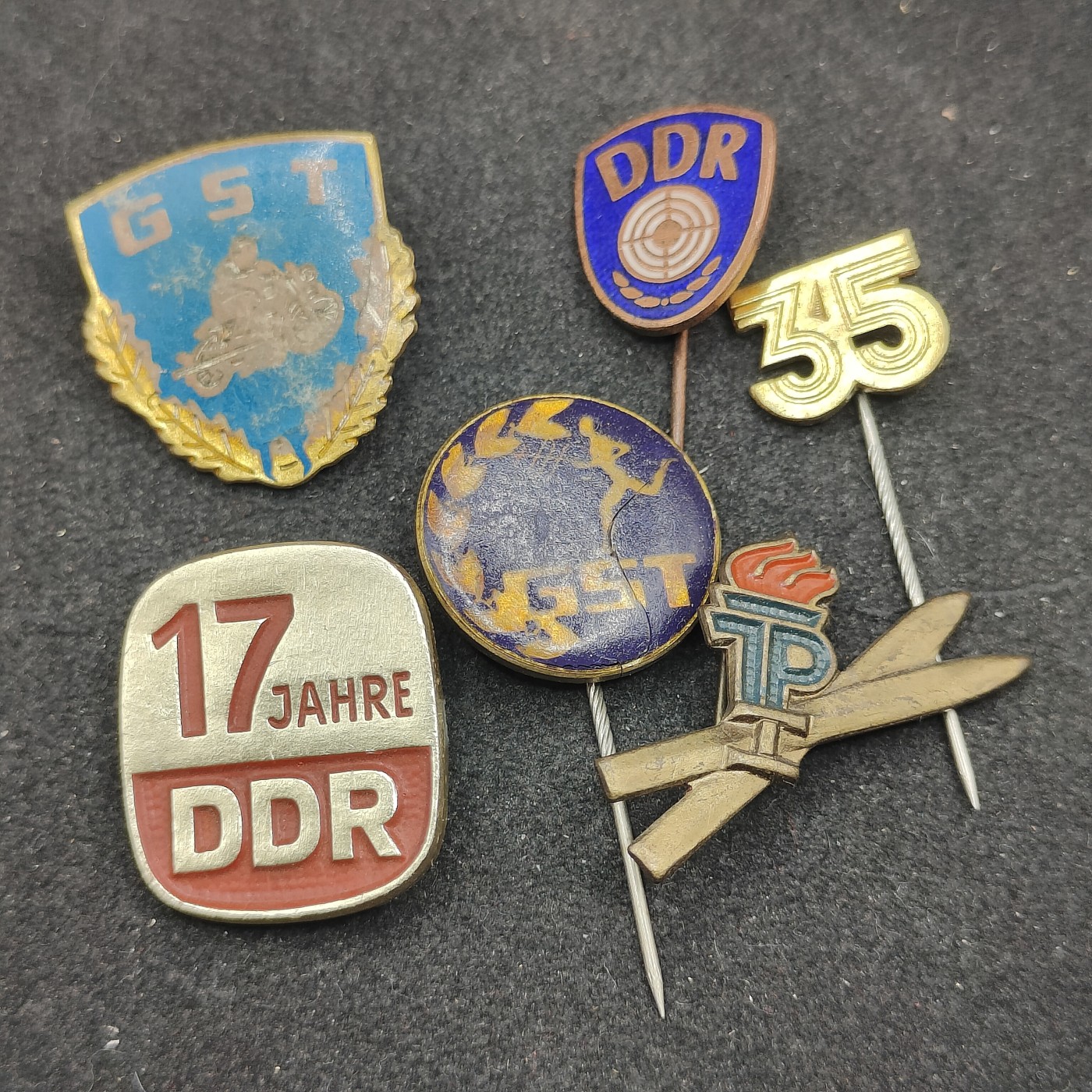 全场0元起拍 第122期 咸鱼国勋章拍卖专场 1月3日（周三）下午6：00开始 东德徽章6个