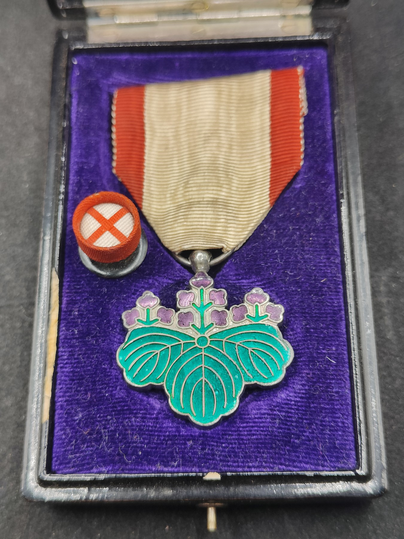 全场0元起拍 第122期 咸鱼国勋章拍卖专场 1月3日（周三）下午6：00开始 日本战时美品双面青叶章银制带盒略_