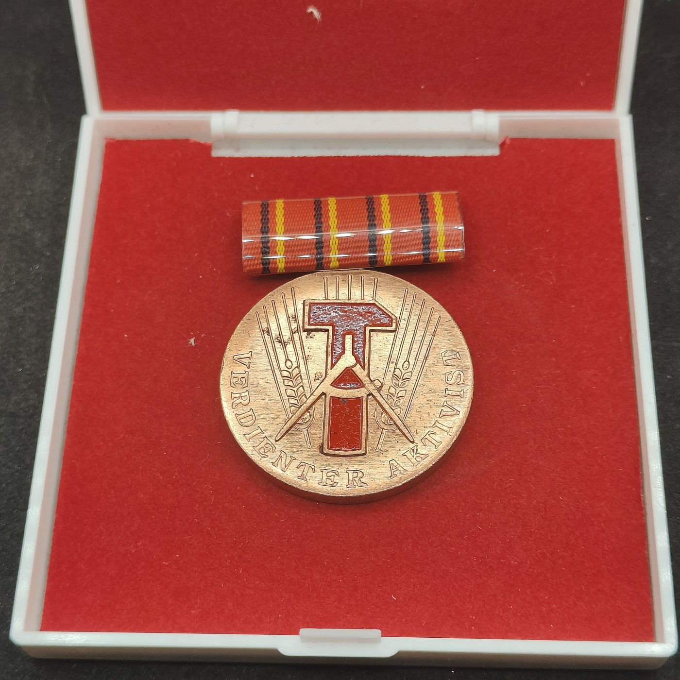 全场0元起拍 第122期 咸鱼国勋章拍卖专场 1月3日（周三）下午6：00开始 东德社会主义建设积极分子荣誉称号奖章